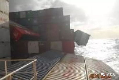 带着摇摇欲坠的集装箱进港了 丨该船遭风暴又遇封港 附现场多图